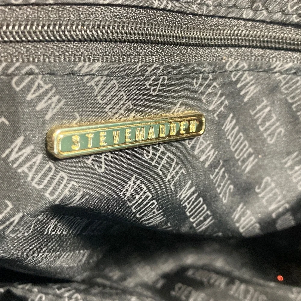 Steve Madden no visible